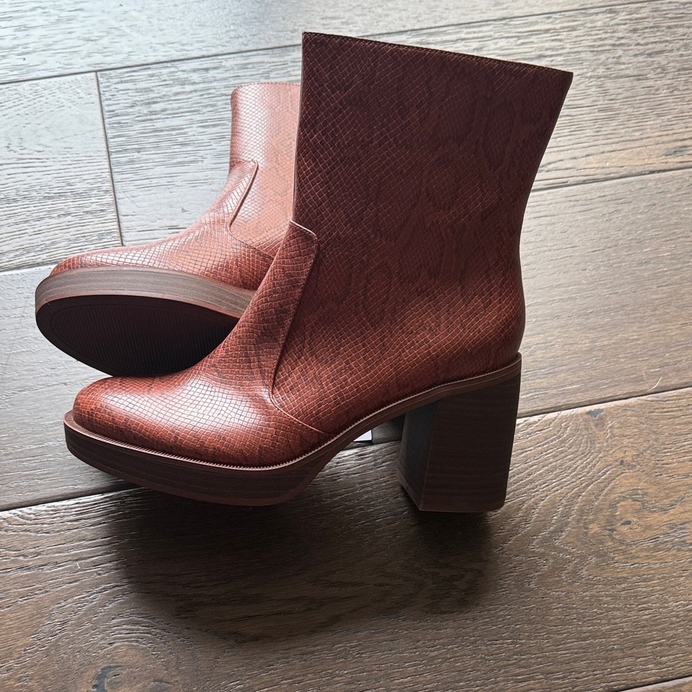 Universal Thread NWT Brown Textured Ankle Boots size 9.5